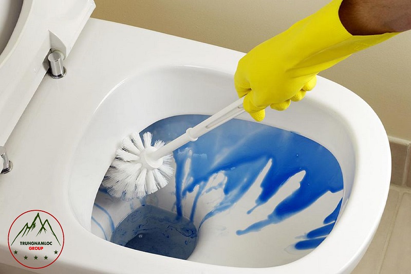 Lau chùi toilet sạch sẽ bằng cách nào