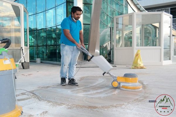 Nhân viên vệ sinh sau xây dựng ở quận 4 TPHCM